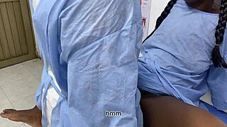 VA A DOCTOR PARA CAMBIARSE LAS PROTESIS Y EL DOCTOR LE METE LA POLLA