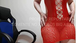 Dan�a sensual com seu vestido vermelho arrastao e rebolando seu bumbumgg