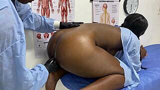 VA A DOCTOR PARA CAMBIARSE LAS PROTESIS Y EL DOCTOR LE METE LA POLLA