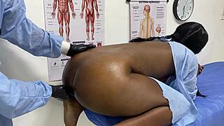 VA A DOCTOR PARA CAMBIARSE LAS PROTESIS Y EL DOCTOR LE METE LA POLLA