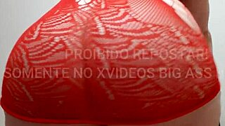 Dan�a sensual com seu vestido vermelho arrastao e rebolando seu bumbumgg