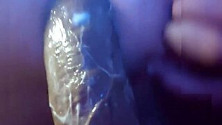 sentando no pau preto de calcinha vermelha
