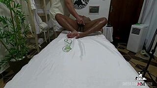 Flagrante - pretinha gostosa personal da academia foi filmada peladinha chupando o terapeuta - massagem tantrica