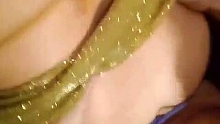 Ruiva casada fode ao vivo com dois estranhos no gloryhole