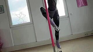 Anuskatzz dances on the pole for you