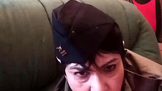 2025 12 23 chienne marie pompe un militaire en public