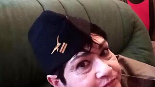 2025 12 23 chienne marie pompe un militaire en public