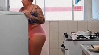 Coloquei um mini shorts e fui me exibir na internet s� n�o gozou quem n�o quis
