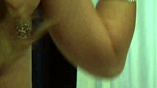 헤더 헐리가 그의 자지를 빨고 소파에서 카우걸로 타며 신음해