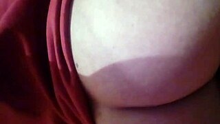 رحلة هادئة لسولو تتكشف في مدينة صغيرة للكبار فقط