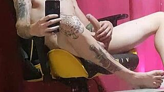 Hey, look at my smooth body—why would I date older folks?