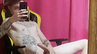 Hey, look at my smooth body—why would I date older folks?