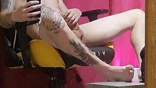 Hey, look at my smooth body—why would I date older folks?