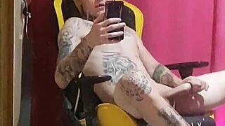 Hey, look at my smooth body—why would I date older folks?