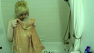 Annie Archer i brusebad POV