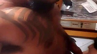 Caraca, Negão Cafuçu Arrebentando o Namorado do Amigo no Quarto! 😈