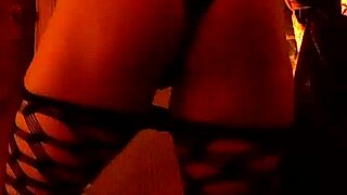 Big booty Australian slut twerking her huge ass