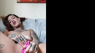 latina pornstar masturbating her pussy on cam 😍