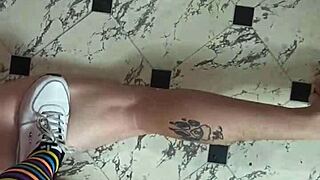 mi esclavo adora mis pies antes de caminar en el y romper sus bolas