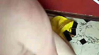 mi esclavo adora mis pies antes de caminar en el y romper sus bolas