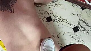 mi esclavo adora mis pies antes de caminar en el y romper sus bolas