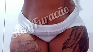 Latina Suzy Furacão toys on webcam 😏