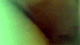 ฉันดูเอมิลี่อาบน้ำในห้องน้ำ หีธรรมชาติของ MILF ส่องประกาย เติมเต็มแฟนตาซีสายมองกับเพื่อนแอบดู