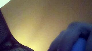 leftyxlucci enjoys some self-pleasure in her room.