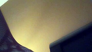 leftyxlucci enjoys some self-pleasure in her room.