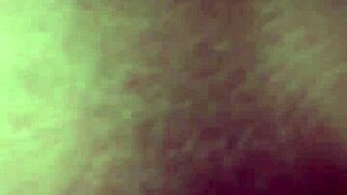 Мамчето смуче огромен кур с горещи цици