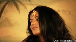 Wow, check this Oriental beauty dancing solo... so hot! 🔥