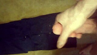 i'm watchin this gay guy cummin all over his cock while masturbatin solo