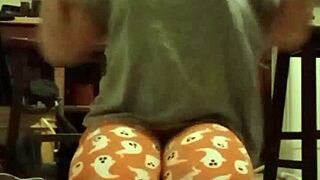 تي شيرت رمادي مبلل عرق يلتصق في تمرين شديد