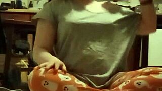 تي شيرت رمادي مبلل عرق يلتصق في تمرين شديد