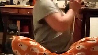 تي شيرت رمادي مبلل عرق يلتصق في تمرين شديد