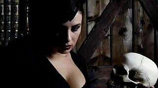 ساحرة هالوين تجننك!