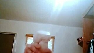 sassy70 fucks her pussy with a dildo 😍