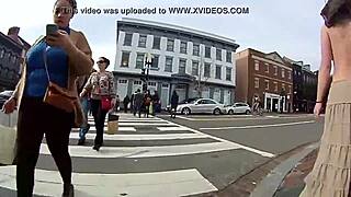 Wow, se den pige gå topløs rundt i byen!