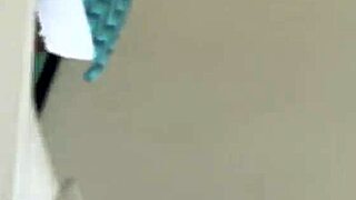 recepcionista del hotel es follada por huésped cuando va a cambiar las sábanas, blowjob and cowgirl