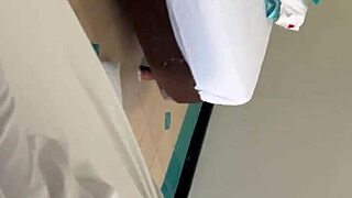 recepcionista del hotel es follada por huésped cuando va a cambiar las sábanas, blowjob and cowgirl