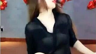 This hot girl on Uplive is doing a sexy dance