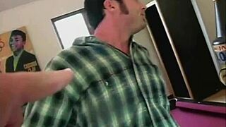 Chantez ล่อลูกชายไปเลียปากกลางแจ้งสุดป่าเถื่อน. ร้อนแรงขึ้นเร็ว!