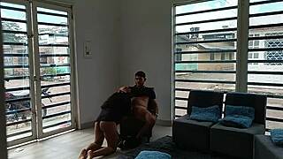 llega el domiciliario y le pago con sexo porque no tengo dinero