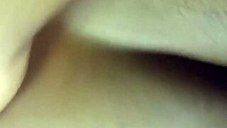 كرز أسود يتناك في طيزها الضيقة بقوة، هاها!