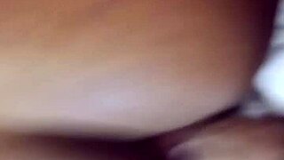 كرز أسود يتناك في طيزها الضيقة بقوة، هاها!