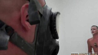 muskel stud binder gutt for intens hazing og rå dusj knulling