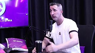 Aku suka Gustavo Asbach pakai merah tipis, hot banget