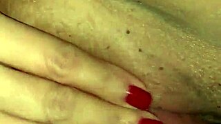 Tatylu em encontro apaixonado masturbando buceta molhada.