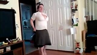 who's that bitch getting a facial cumshot from amateurs?