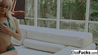 Elsa Jean Plays with Her Pussy Using a Pink Toy!